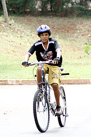 Leomon Moreno tem apenas 30% da viso: gosta de pedalar sozinho